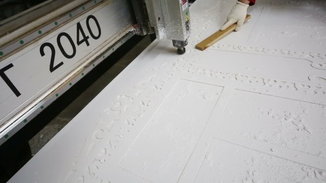 Milling cutting machine makes a plotter cutting in plastic