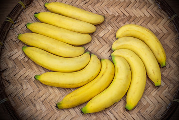 Fototapeta na wymiar Ripe bananas on a bamboo tray