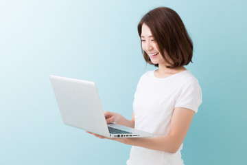 パソコンを見る笑顔の女性