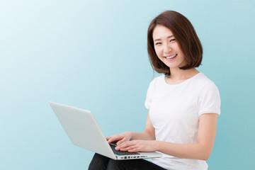 Naklejka premium パソコンを見る笑顔の女性