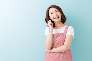 エプロン姿の女性