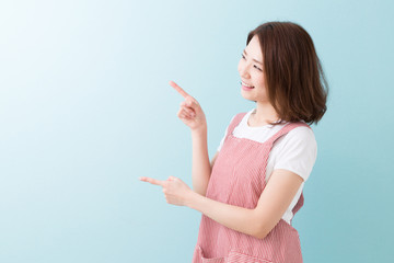 エプロン姿の女性