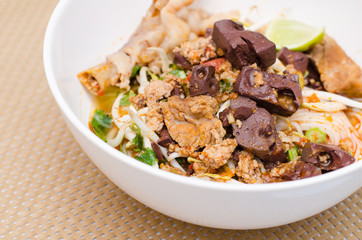 Rice noodles with spicy pork sauce