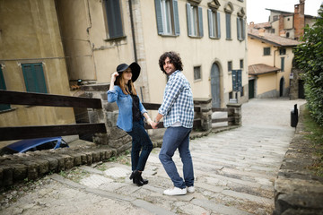 Obraz na płótnie Canvas Beautiful couple enjoying themselves in the Italian streets