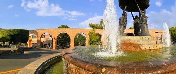 Photo sur Plexiglas Fontaine Spanish colonial aquaeduct in Morelia, Central Mexico