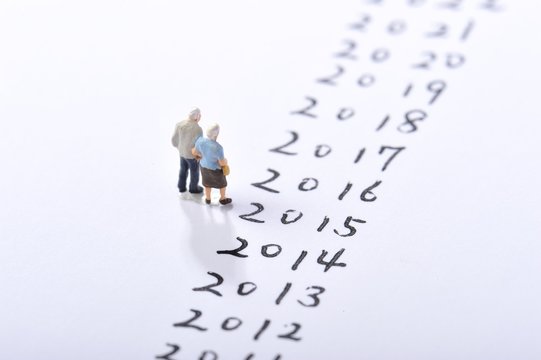 将来に向かって歩き出す人々