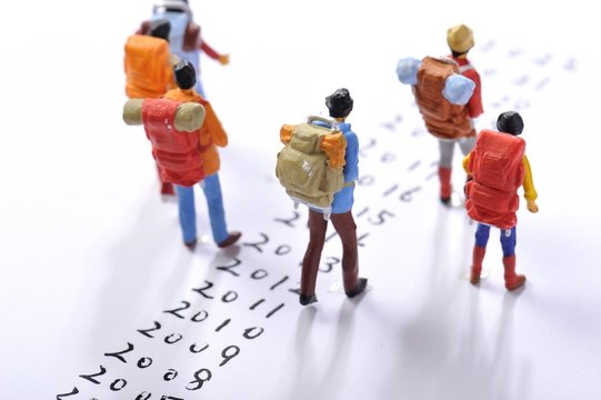 将来に向かって歩き出す人々
