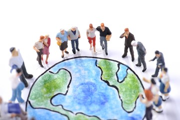 青い地球を見つめる大勢の人々