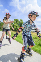 fröhliche junge Skater