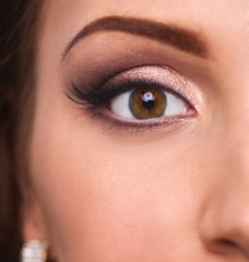 Obraz premium Bliska portret pięknej młodej kobiety twarzy