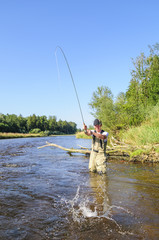 Mann beim Fliegenfischen