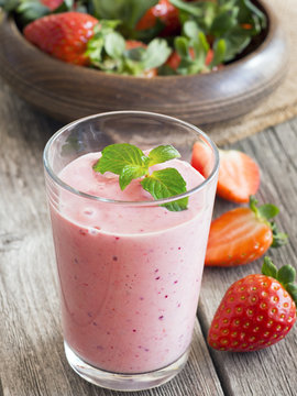 Strawberry milkshake with fresh strawberries