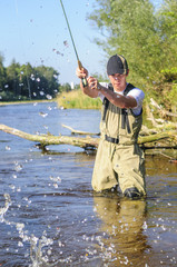 Fliegenfischer im Fluss