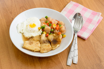 Stir fried pepper Fish Steak with fried eeg serving boiled mix v