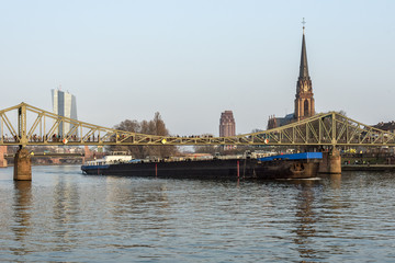 Fototapeta premium Stadtansicht von Frankfurt am Main mit EZB und Dreikönigskirche