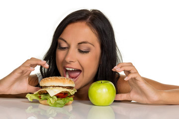 Entscheidung zwischen Hamburger und Apfel