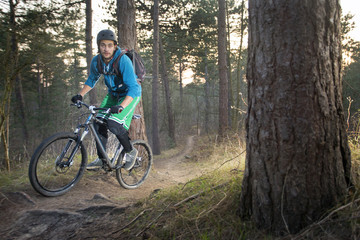 Obraz premium Mountain bike cyclist on an offroad trail