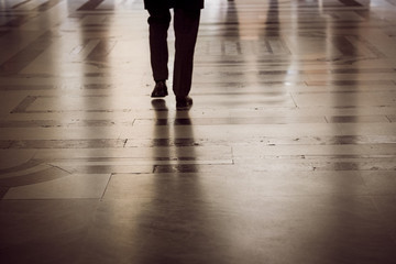 Persone che camminano sotto i portici facendo shopping