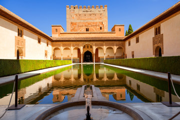 Alhambra de Granada. Patio de Arrayanes y Torre de Comares - obrazy, fototapety, plakaty
