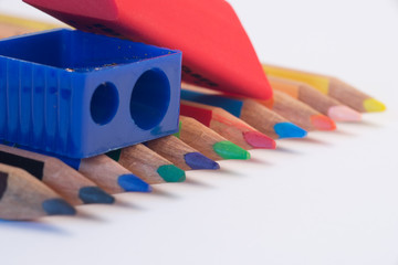 Buntstifte in einer Reihe