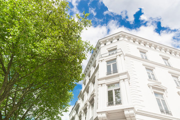 Obraz premium heller Altbau in Berlin, Haus und Bäume