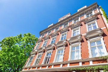 Altbau in Berlin, Haus und Bäume