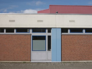 Modernes Schulgebäude mit brauner Klinkerfassade bei Sonnenschein des Niklas Luhmann Gymnasium in Oerlinghausen bei Bielefeld am Hermannsweg im Teutoburger Wald in Ostwestfalen-Lippe