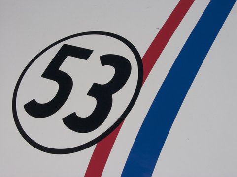 Startnummer 53 eines wei&szlig;en deutschen Kleinwagen Klassiker in Neuauflage im Sonnenschein in Oerlinghausen bei Bielefeld am Hermannsweg im Teutoburger Wald in Ostwestfalen-Lippe