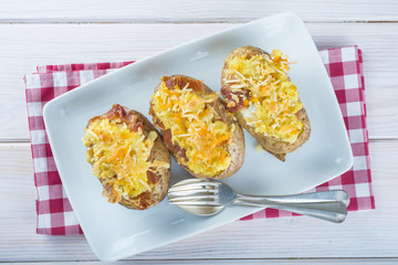 Patatas asadas estilo Idaho rellenas de jamón huevo y queso