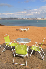 Chaises jaunes table et pirogue Hawaienne Socoa pays basque