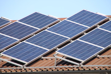 Solartechnik unter blauem Himmel