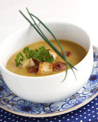 Gemüsesuppe mit speck und croutons