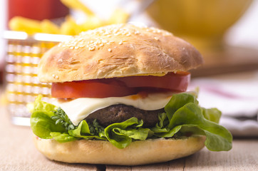 Hamburger mit Pommes Frites