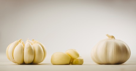Obraz na płótnie Canvas Garlic cloves and bulb on chopping board