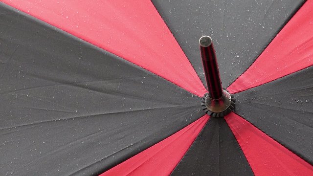 schlechtes wetter, regen f&auml;llt auf regenschirm