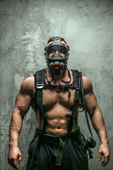 Obraz premium Muscular firefighter in oxygen mask