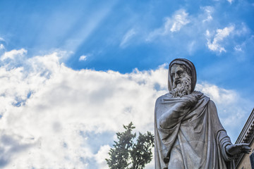 statua in piazza del popolo