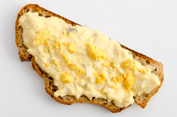 Brotscheibe mit Eiersalat