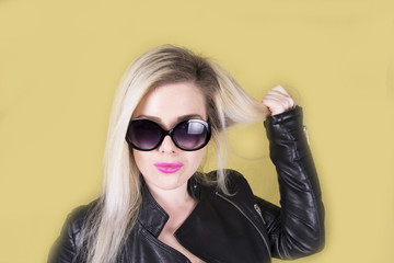 Blonde woman in studio with sunglasses (yellow)