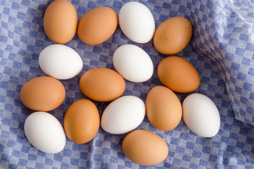 Braune und weiße Eier