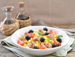 Pasta salad with tuna, cherry tomatoes and olivs