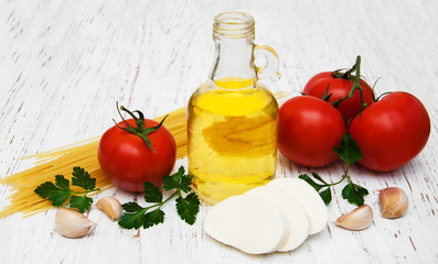 olive oil, mozzarella cheese, spaghetti, garlic and tomatoes