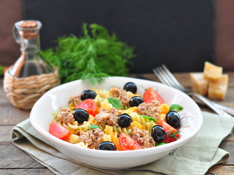 Pasta salad with tuna, cherry tomatoes and olivs