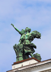 Fototapeta na wymiar Statue on the building