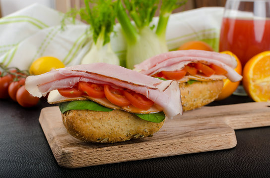 Wholemeal roll with prague ham