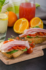 Wholemeal roll with prague ham