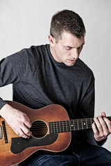 Obraz premium Man playing guitar