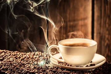 Foto auf Acrylglas Kaffee Bar Probieren Sie eine Tasse Kaffee mit gerösteten Körnern