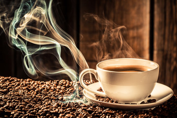 Obrazy na Szkle  Smakuj filiżankę kawy z prażonymi nasionami