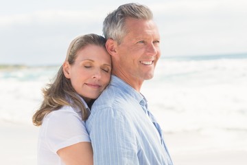 Obraz premium Happy couple standing and hugging